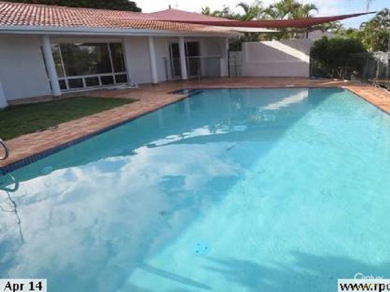 6 MOOMBA COURT, Bundall QLD 4217