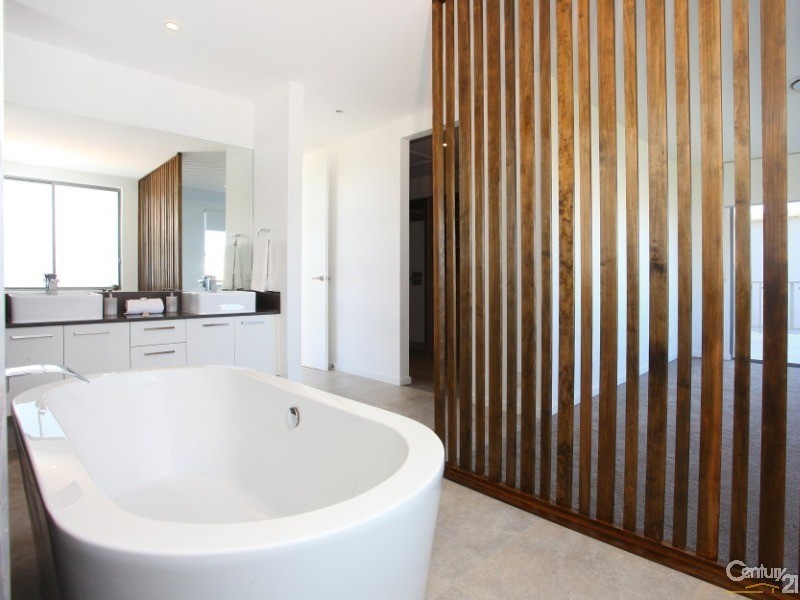 9007 The Boulevarde, Benowa QLD 4217