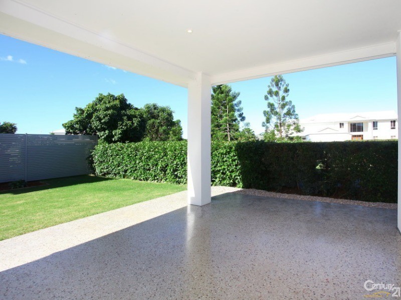 9007 The Boulevarde, Benowa QLD 4217