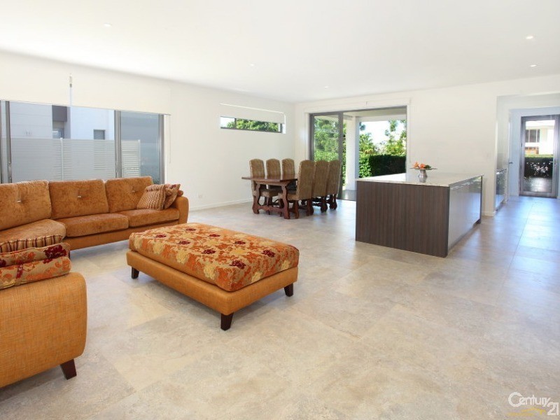 9007 The Boulevarde, Benowa QLD 4217