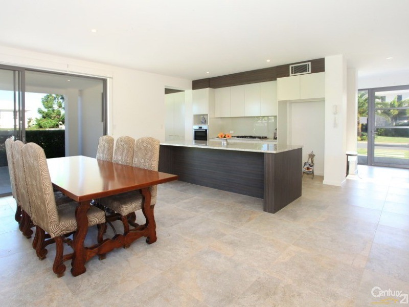 9007 The Boulevarde, Benowa QLD 4217