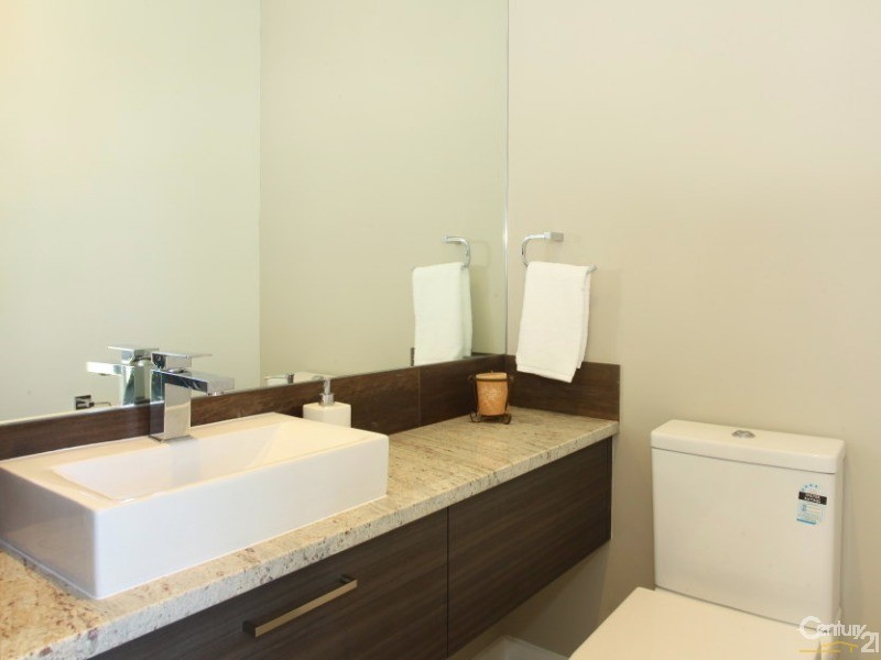 9007 The Boulevarde, Benowa QLD 4217