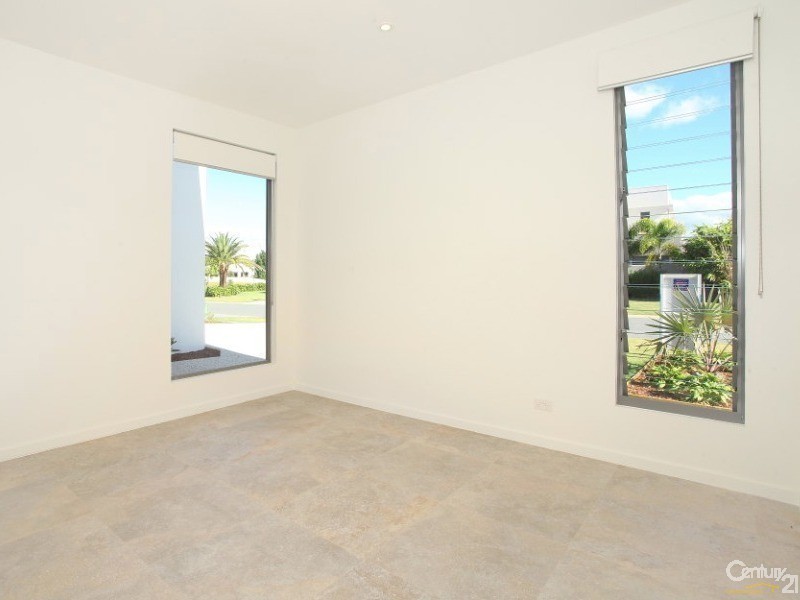 9007 The Boulevarde, Benowa QLD 4217