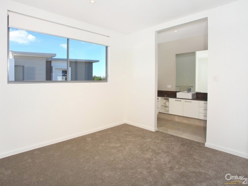 9007 The Boulevarde, Benowa QLD 4217