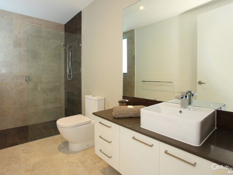 9007 The Boulevarde, Benowa QLD 4217