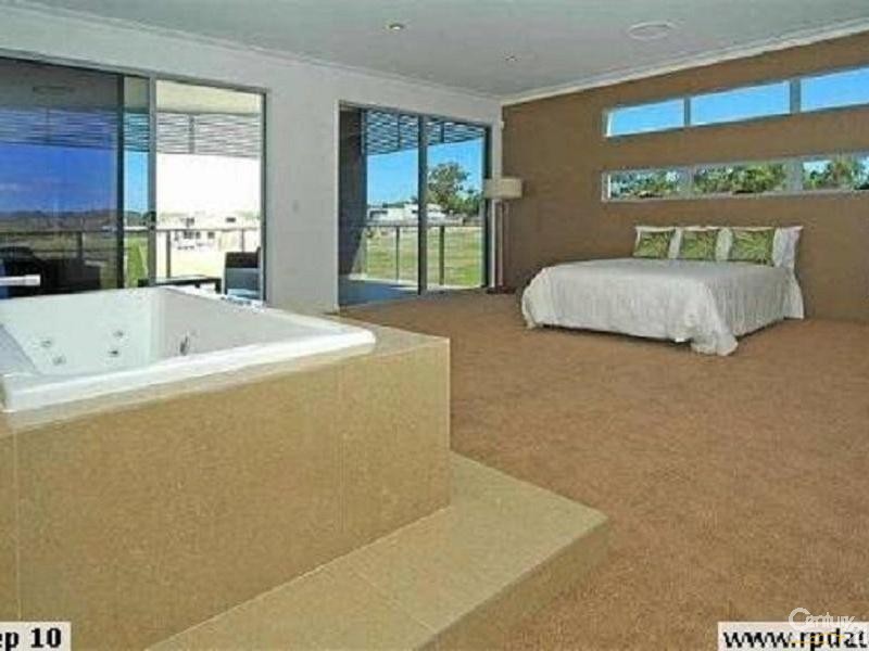 1026 LAKEVIEW TERRACE, Benowa QLD 4217