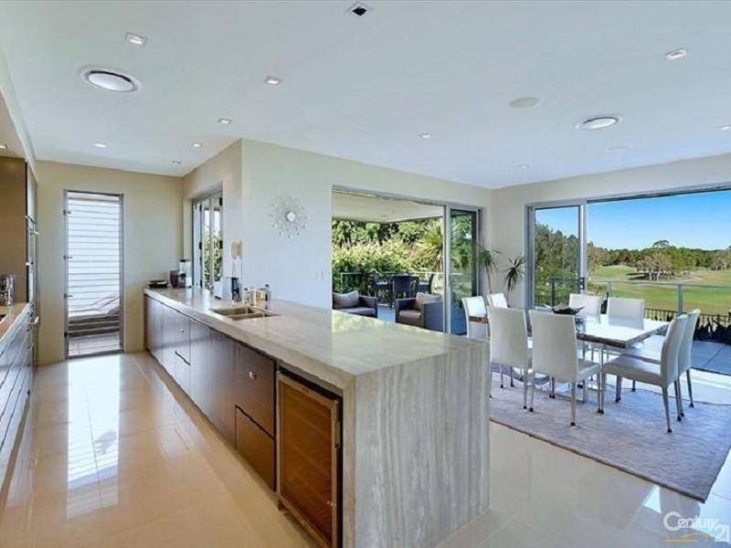 2004 THE BOULEVARDE, Benowa QLD 4217