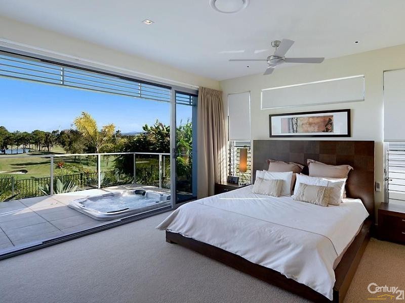 2004 THE BOULEVARDE, Benowa QLD 4217