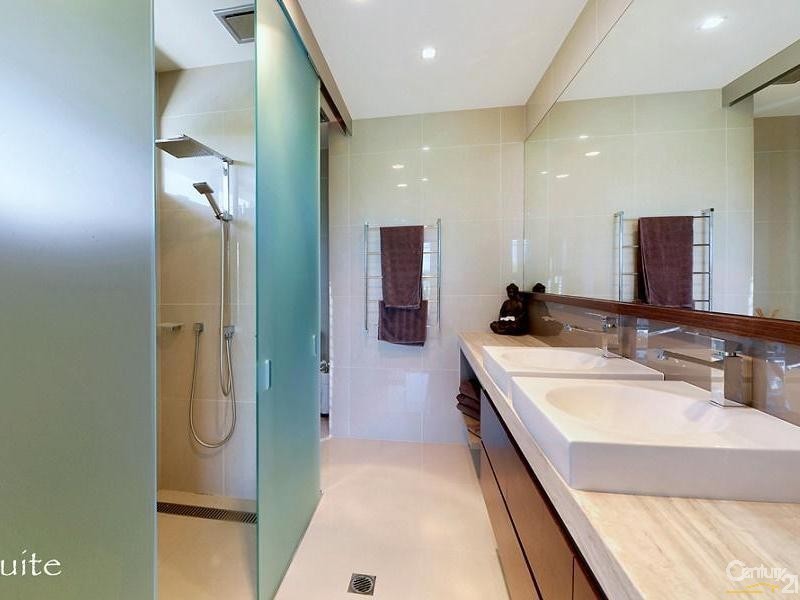 2004 THE BOULEVARDE, Benowa QLD 4217