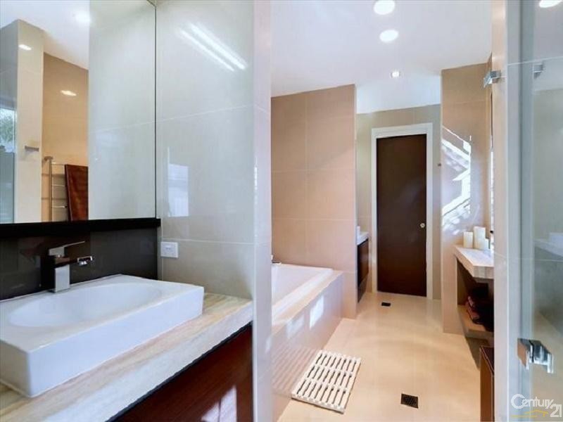 2004 THE BOULEVARDE, Benowa QLD 4217