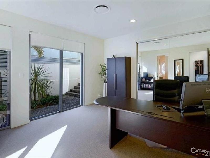 2004 THE BOULEVARDE, Benowa QLD 4217
