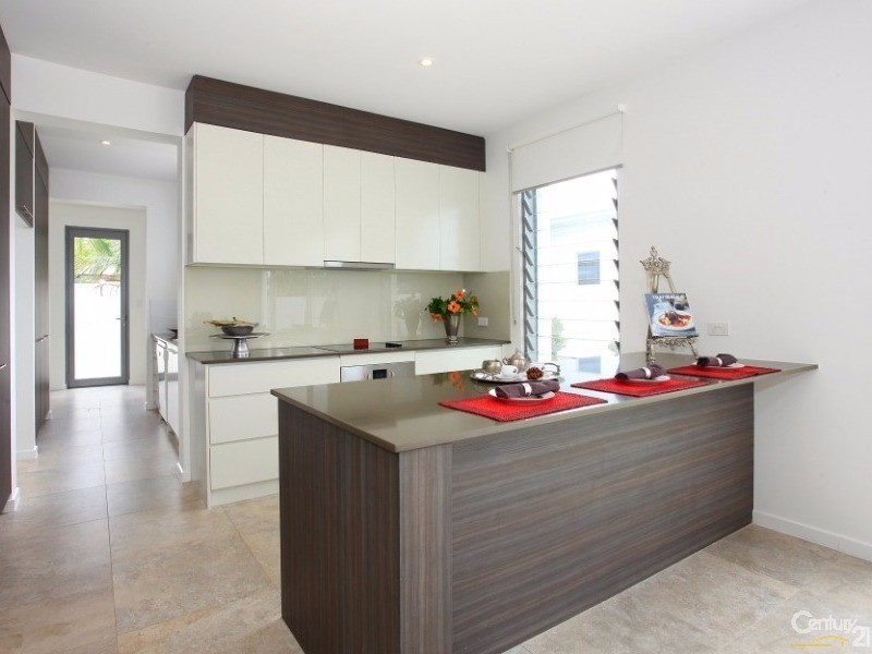 9007 The Boulevarde, Benowa QLD 4217