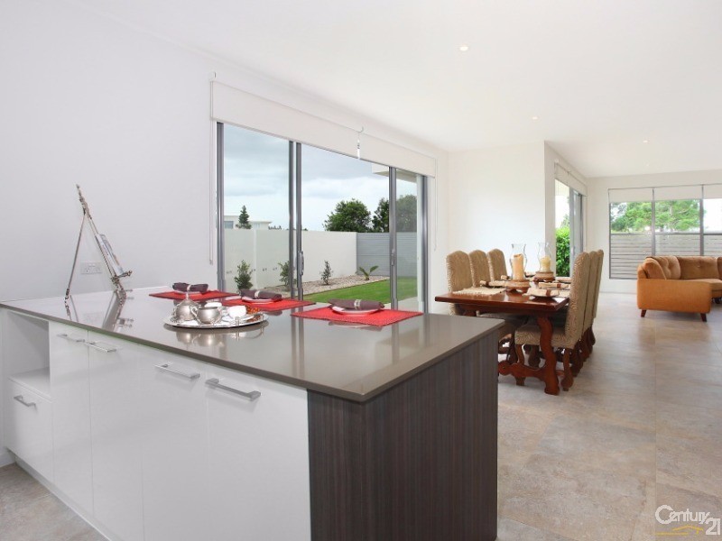 9007 The Boulevarde, Benowa QLD 4217