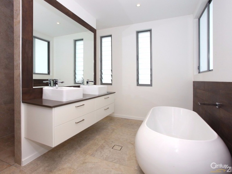 9007 The Boulevarde, Benowa QLD 4217