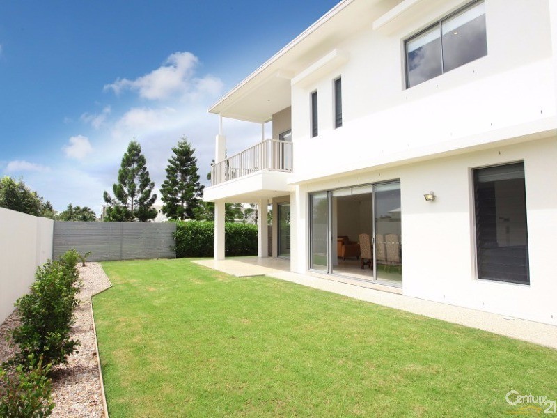 9007 The Boulevarde, Benowa QLD 4217