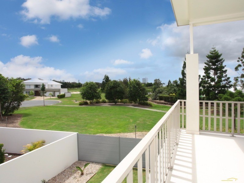 9007 The Boulevarde, Benowa QLD 4217