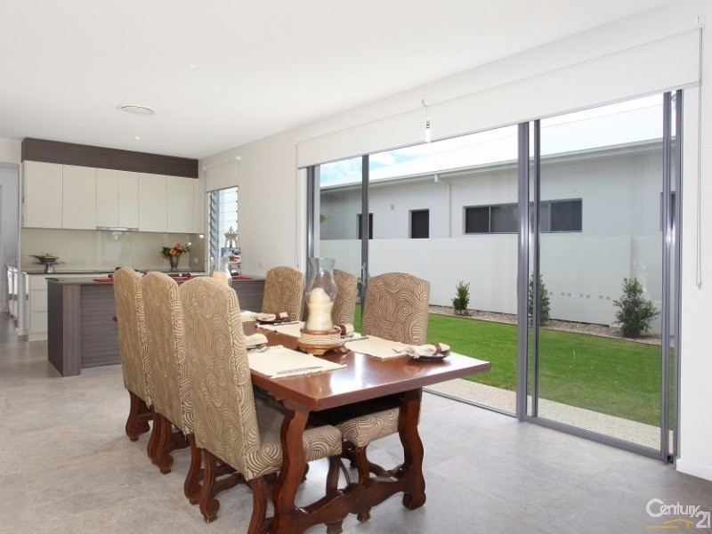 9007 The Boulevarde, Benowa QLD 4217