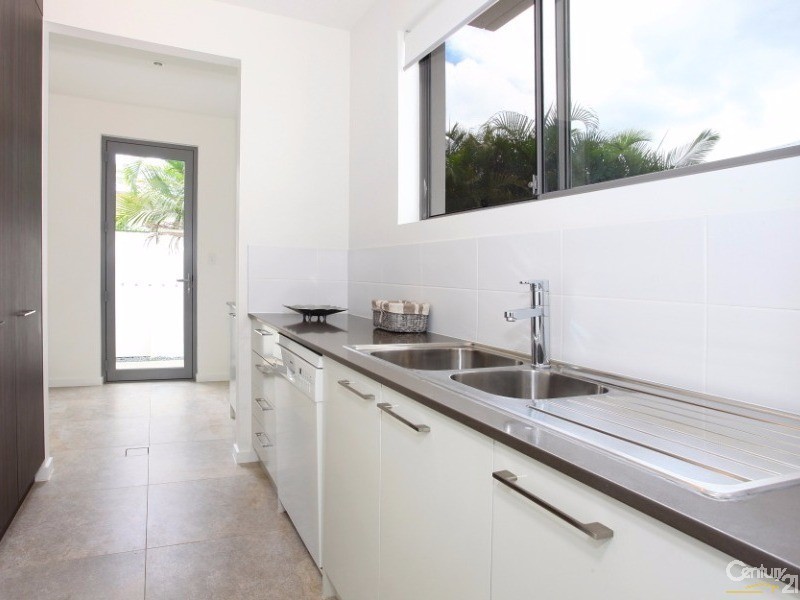 9007 The Boulevarde, Benowa QLD 4217