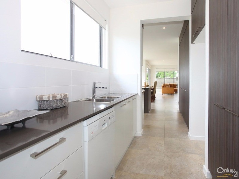 9007 The Boulevarde, Benowa QLD 4217