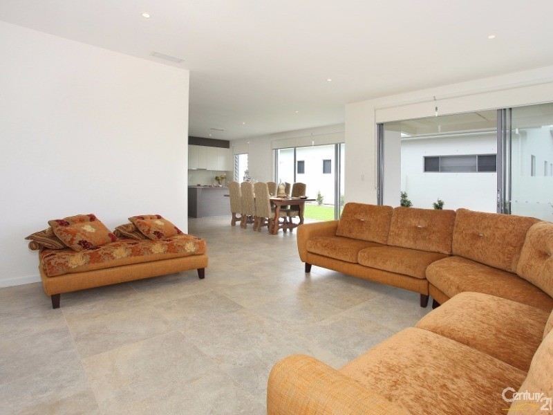 9007 The Boulevarde, Benowa QLD 4217