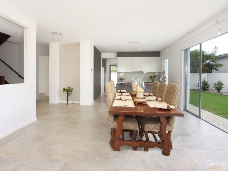 9007 The Boulevarde, Benowa QLD 4217