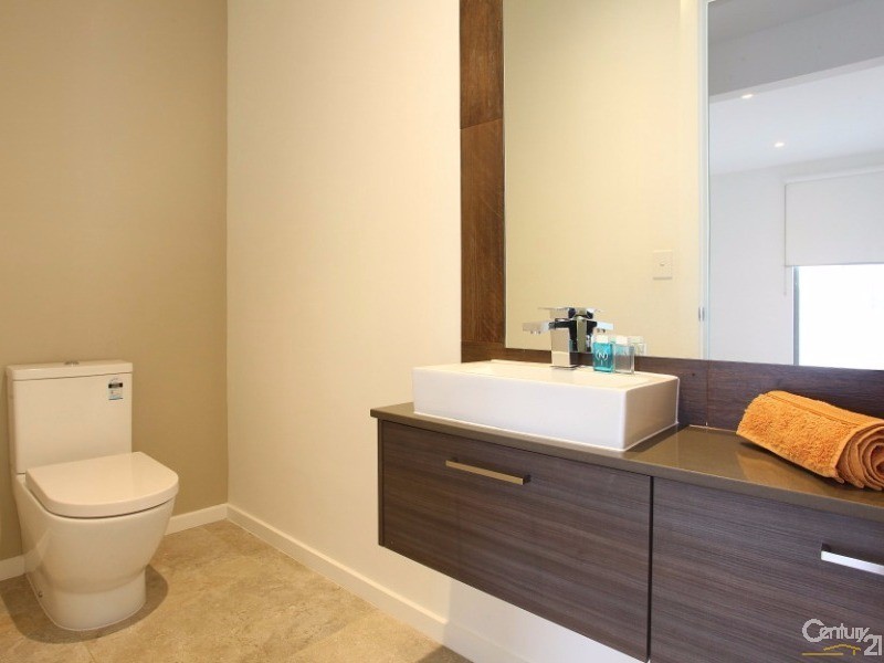 9007 The Boulevarde, Benowa QLD 4217