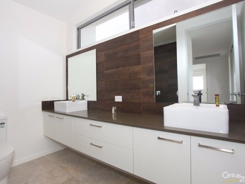 9007 The Boulevarde, Benowa QLD 4217