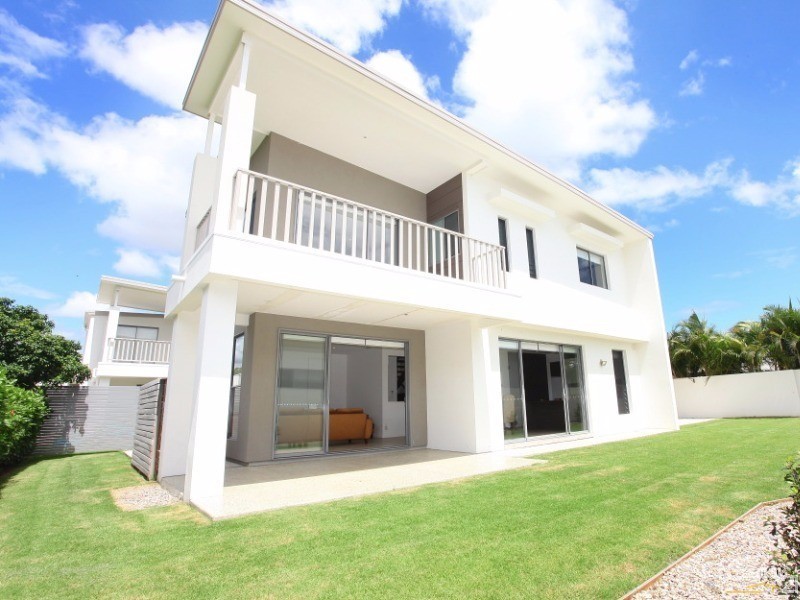 9007 The Boulevarde, Benowa QLD 4217