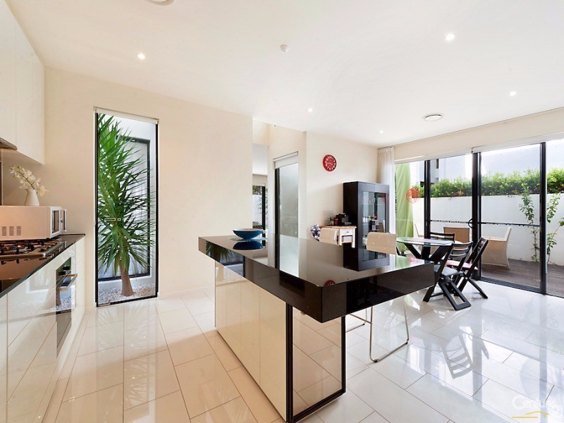10003 The Boulevarde, Benowa QLD 4217