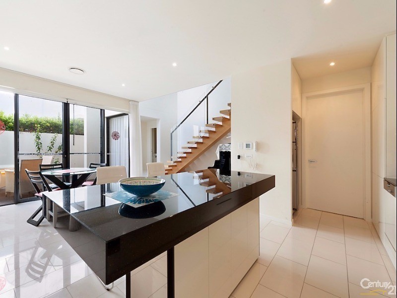 10003 The Boulevarde, Benowa QLD 4217