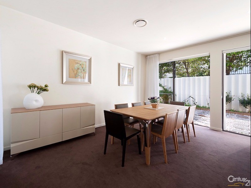 10003 The Boulevarde, Benowa QLD 4217