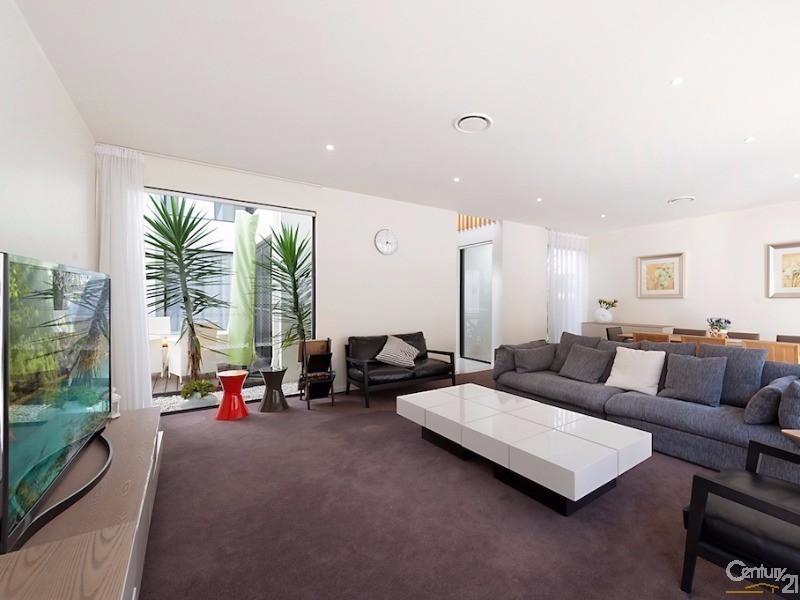 10003 The Boulevarde, Benowa QLD 4217