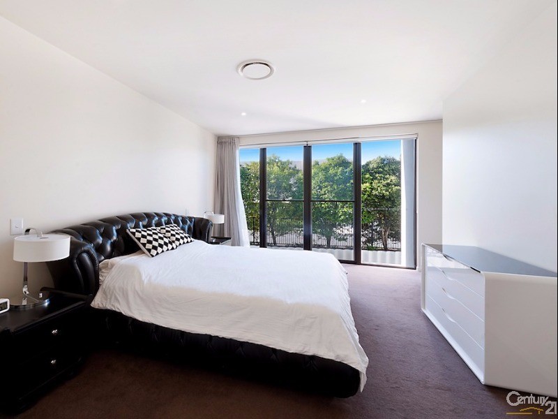 10003 The Boulevarde, Benowa QLD 4217