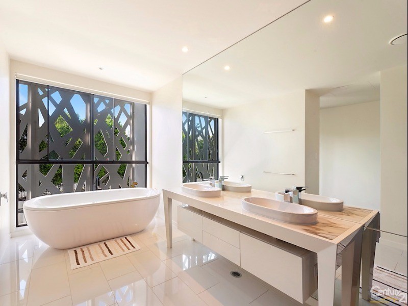 10003 The Boulevarde, Benowa QLD 4217