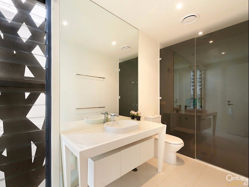 10003 The Boulevarde, Benowa QLD 4217