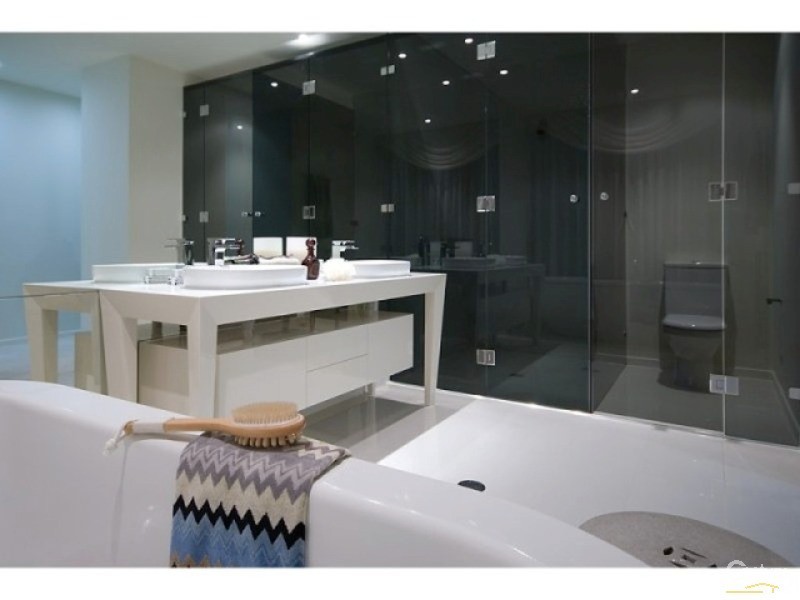 10004 The Boulevarde, Benowa QLD 4217