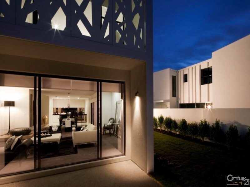 10014 The Boulevarde, Benowa QLD 4217