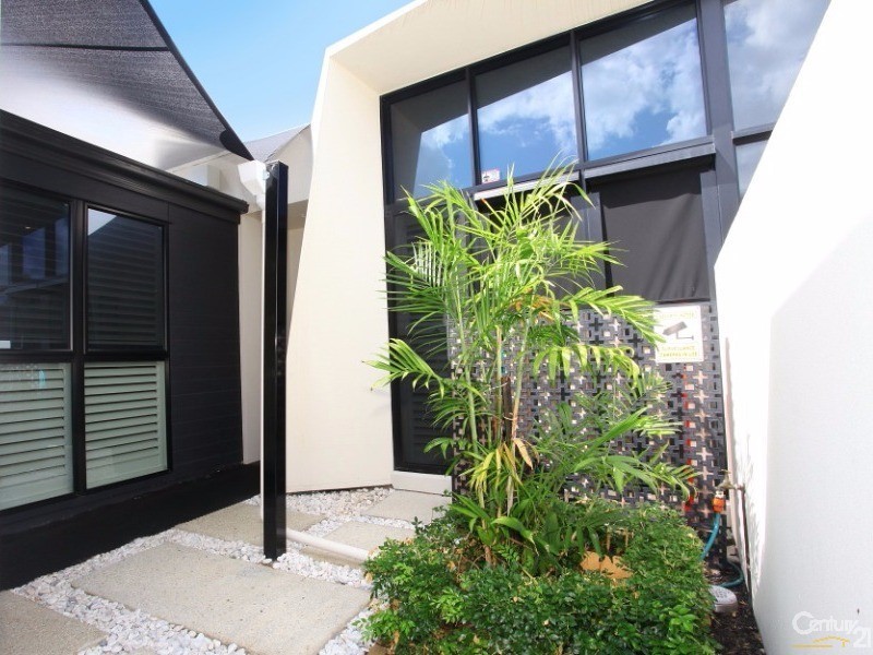 48 Theatre Drive, Benowa QLD 4217