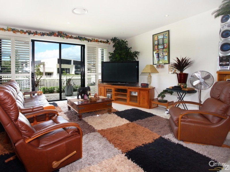 48 Theatre Drive, Benowa QLD 4217