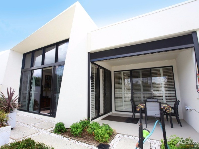 48 Theatre Drive, Benowa QLD 4217