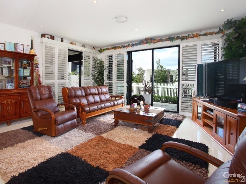 48 Theatre Drive, Benowa QLD 4217