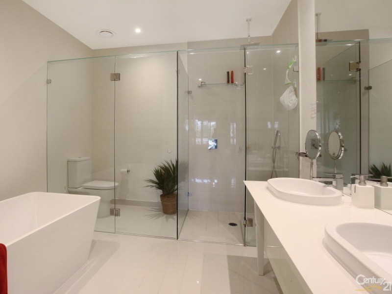 48 Theatre Drive, Benowa QLD 4217