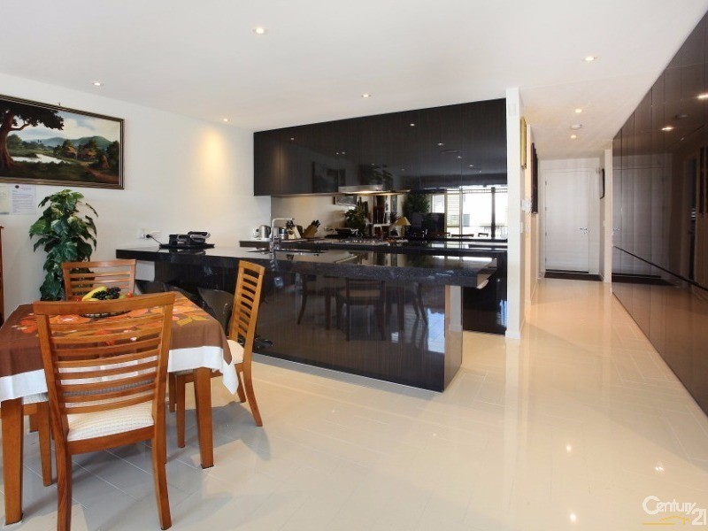 48 Theatre Drive, Benowa QLD 4217