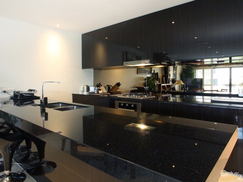 48 Theatre Drive, Benowa QLD 4217