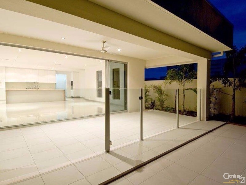 8006A Vista Drive, Benowa QLD 4217