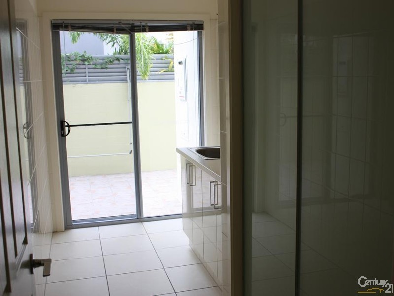 2/4022 QUAYSIDE, Benowa QLD 4217