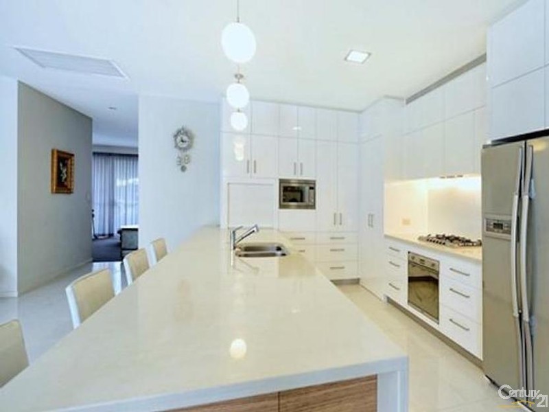 6011 The Boulevarde, Benowa QLD 4217