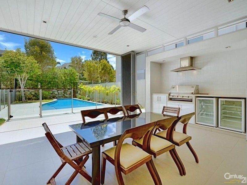 6011 The Boulevarde, Benowa QLD 4217