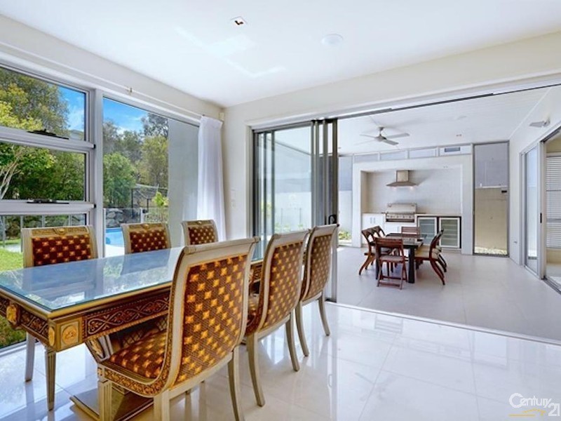 6011 The Boulevarde, Benowa QLD 4217