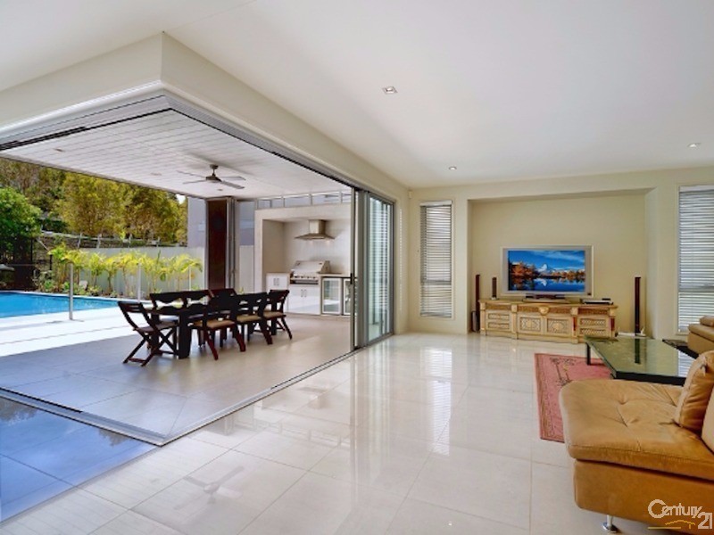 6011 The Boulevarde, Benowa QLD 4217